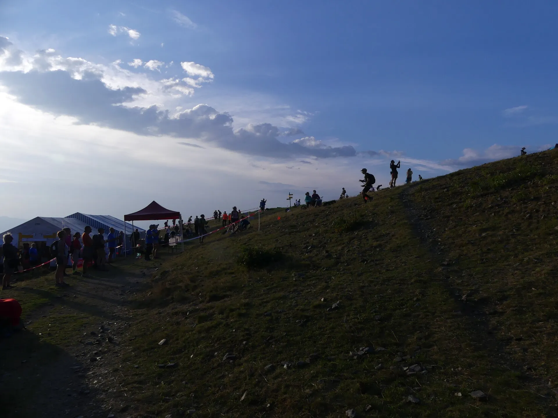 Traileurs en fin de journée sur un sentier de montagne